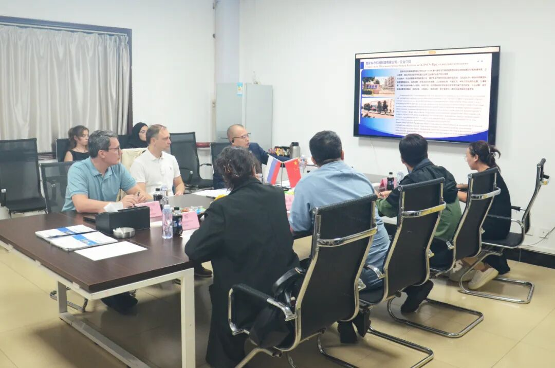 雙方正在進行會議溝通