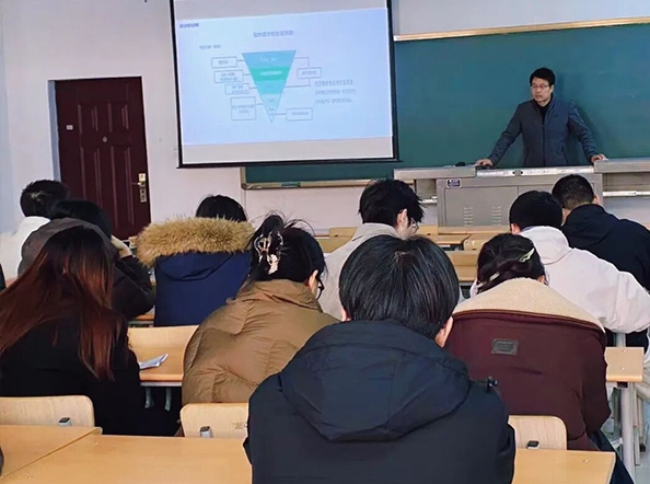 技術工程師李曉鵬正在講解環保過程控製原理 技術工程師李曉鵬正在講解環保過程控製原理