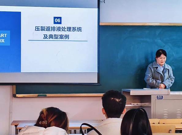 技術工程師賈珮正在分享工程實踐經驗 技術工程師賈珮正在分享工程實踐經驗